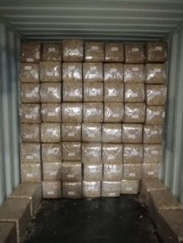 Pressing and packaging of moss for maritime transport